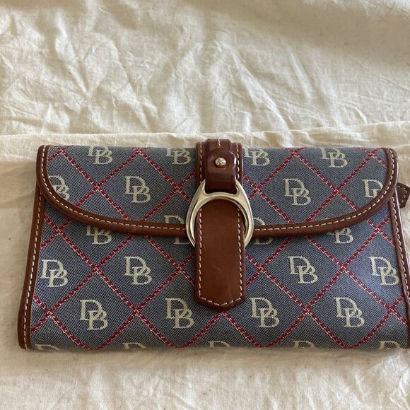 Dooney & Bourke Wallet Vintage leather clasp is silver leather imitation… - Picture 1 of 16